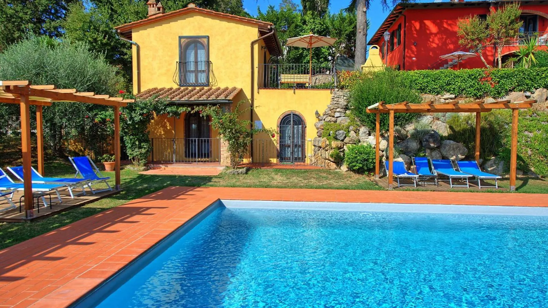 Country house Casa Rossa By Posarellivillas Luia